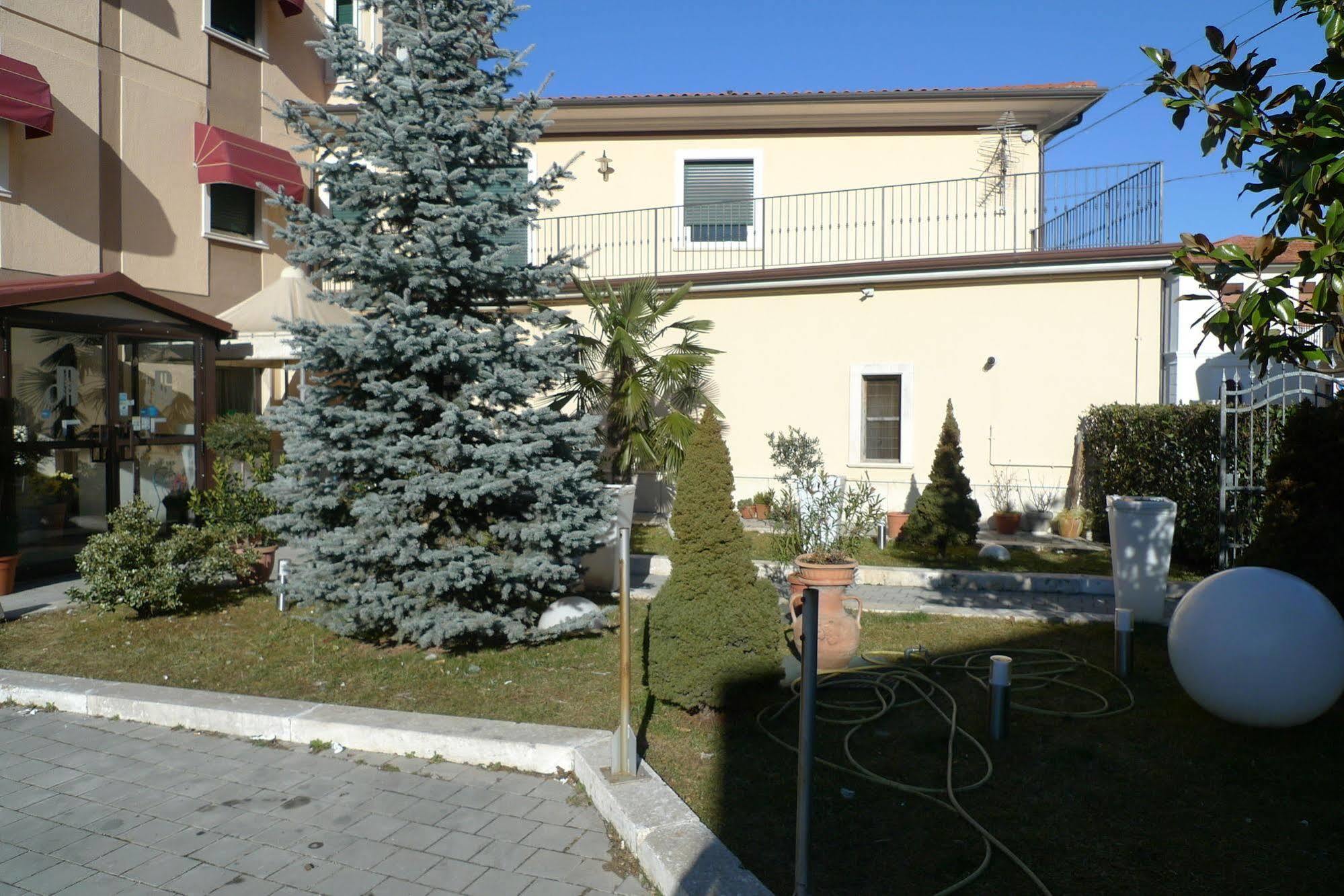 Hotel De Meis Capistrello Exterior foto